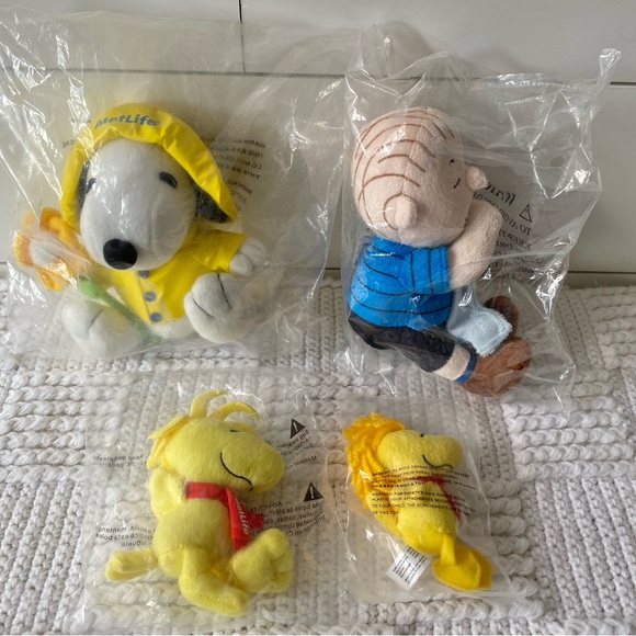 Peanuts Snoopy, Linus, Woodstock MetLife Plush Toys - Picture 1 of 9